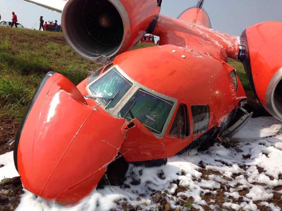 На острове Сан-Томе потерпел крушение грузовой самолет: в Мининфраструктуры сообщили о последствиях и показали фото