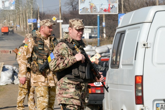 СМИ: молодые мамы с детьми "торгуют собой" на блокпосту в Волновахе