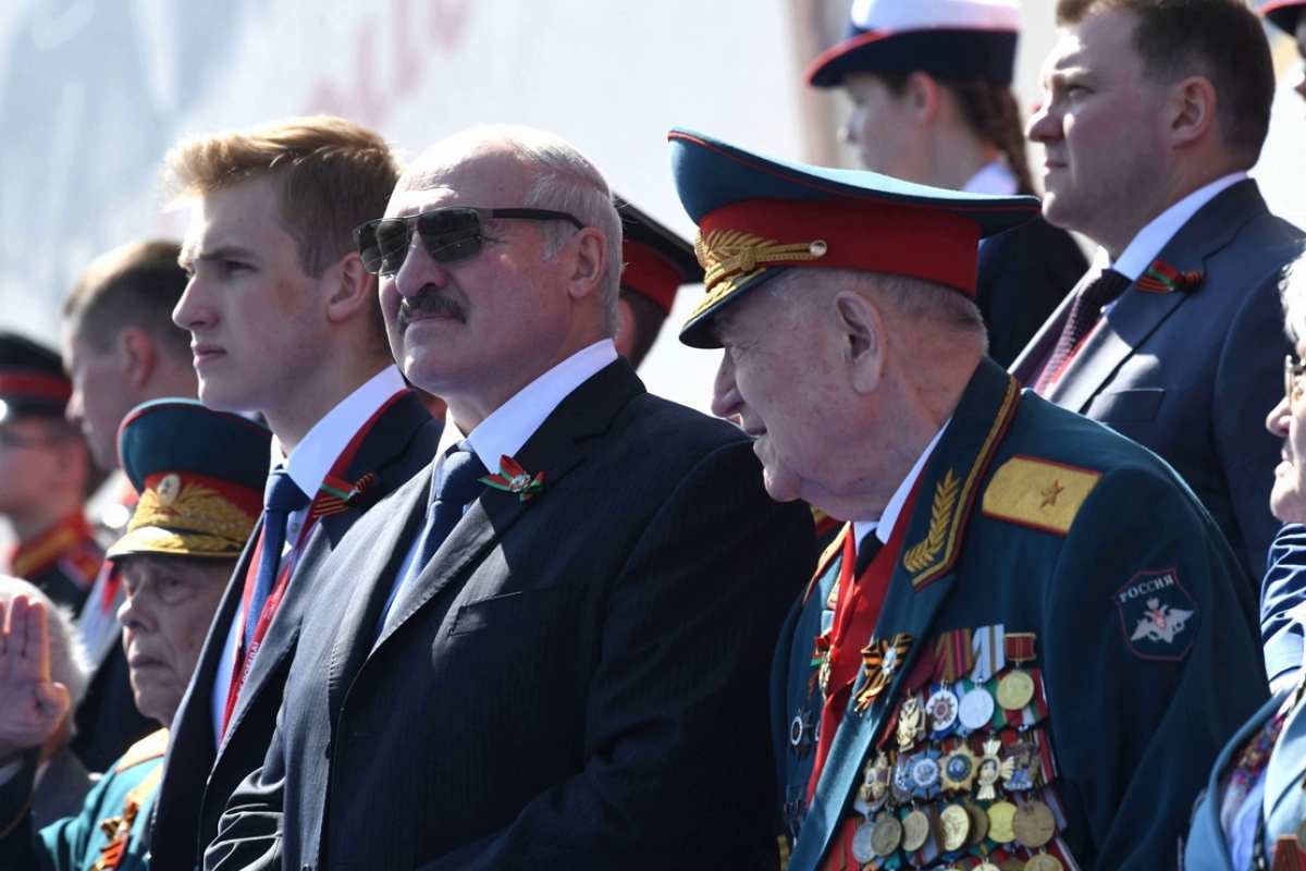 Три "сигнала" Лукашенко на параде Путина в Москве: появились кадры "демарша" лидера Беларуси