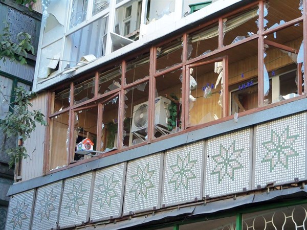​Вечерний обстрел Горловки: огромные дыры в бетонных стенах домов, выбитые стекла