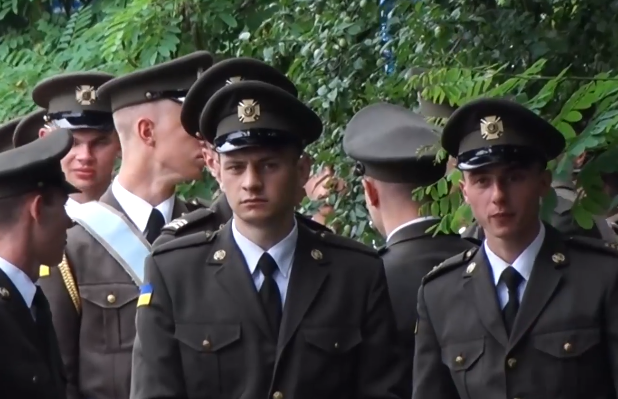 Военные курсанты в Житомире отказались встать под красные флаги - кадры