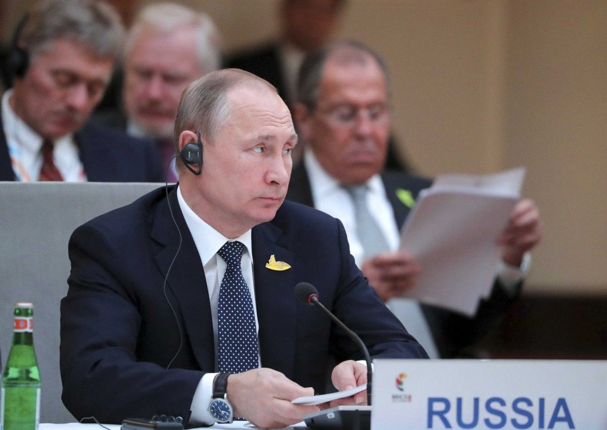 Организаторы саммита АТЭС указали Путину на место - "хозяина" Кремля усадили "на галерке" банкетного стола подальше от Трампа. Кадры