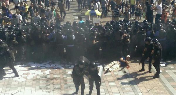 ​«Правый сектор»: в Киеве под Радой продолжается кровавое побоище. Объявлен экстренный сбор бойцов