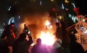 Уже второй "новогодний пожар" в РФ: в Петропавловске сгорели Дед Мороз и Снегурочка - кадры