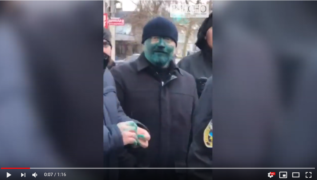 Вилкула облили зеленкой в Бердянске и выгнали с криками "Чемодан. Вокзал. Россия": видео взорвало соцсети