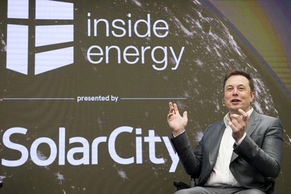Глава Space X и Tesla Motors Илон Маск презентовал созданную из солнечных батарей крышу (кадры)