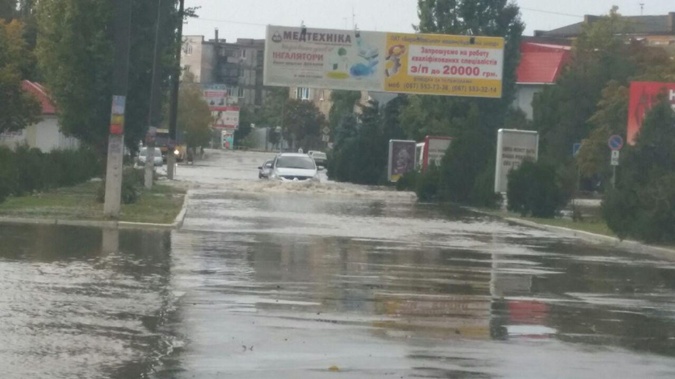 "В гараж не заехали, а еле заплыли. Вода дошла до сидений": в Новой Каховке показали последствия ливня, превратившего город в огромную реку (кадры)