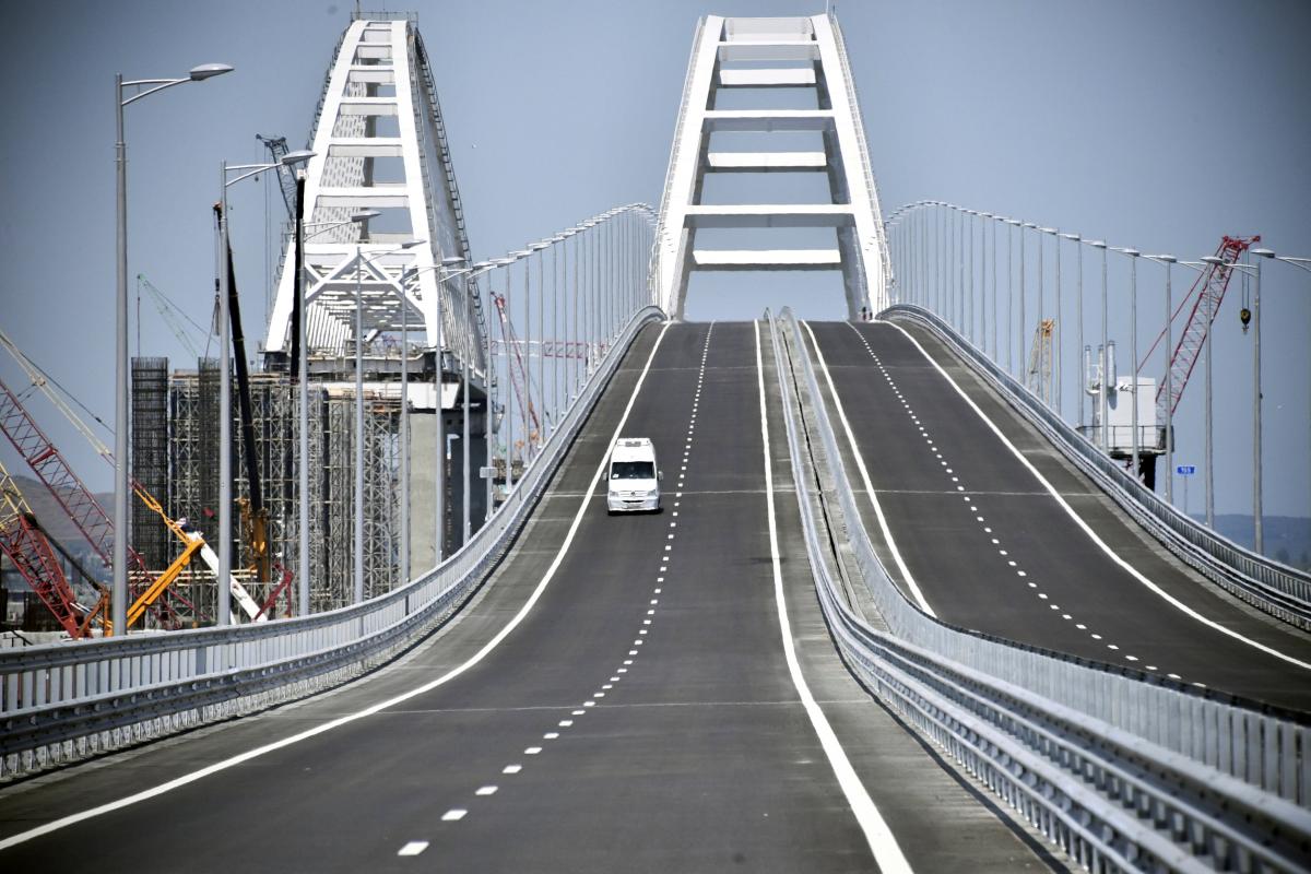 Крымский мост "убивает" порты оккупантов РФ - эксперт назвал ряд реальных угроз: "Создан опасный эффект дамбы"