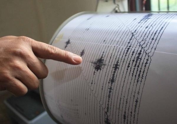 Первые кадры землетрясения потрясшего жителей Донбасса: шокированные люди пытались выяснить, почему их так "трясет"