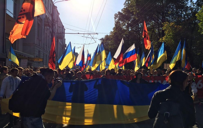 Сторонники ДНР с криками "Иуды" надругались над украинским флагом на "Марше мира" в Москве