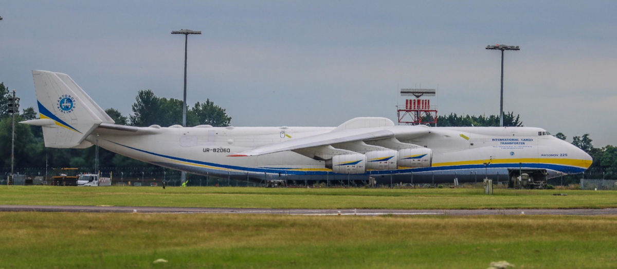 Самолет Ан-225 "Мрия" сдул забор на авиабазе в Британии – Сеть обошло впечатляющее видео