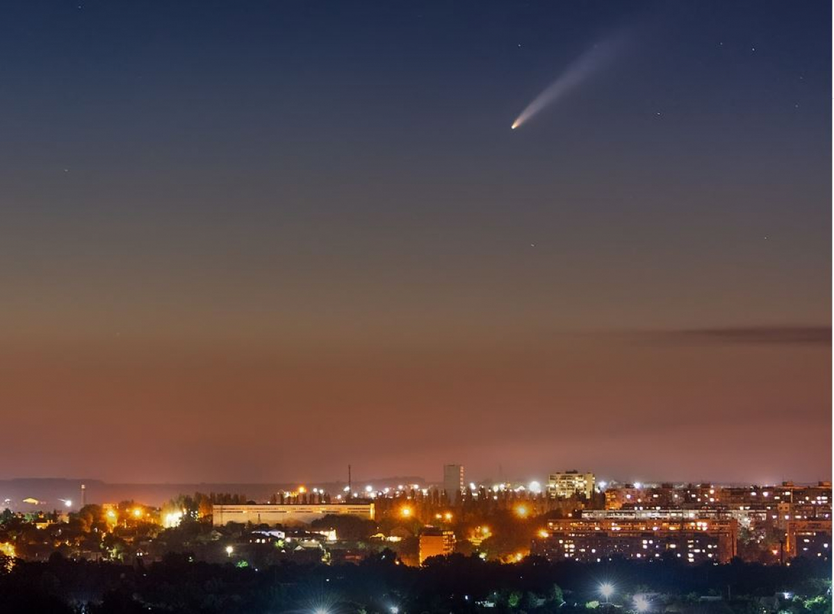 Запорожский фотограф поймал в объектив пролетающую над Землей комету Neowise