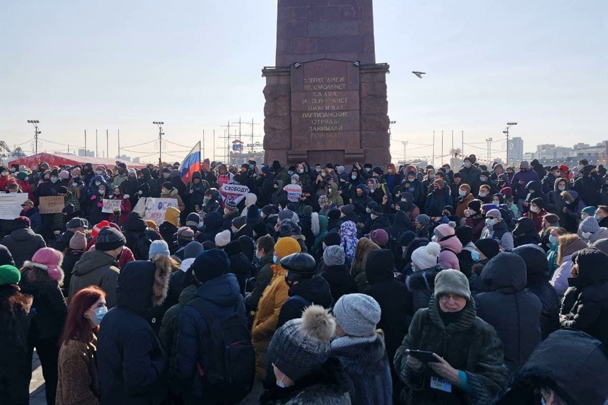 ​Юрий Дудь вышел на протест во Владивостоке, люди ответили на "винтилово" и дали отпор ОМОНу - кадры