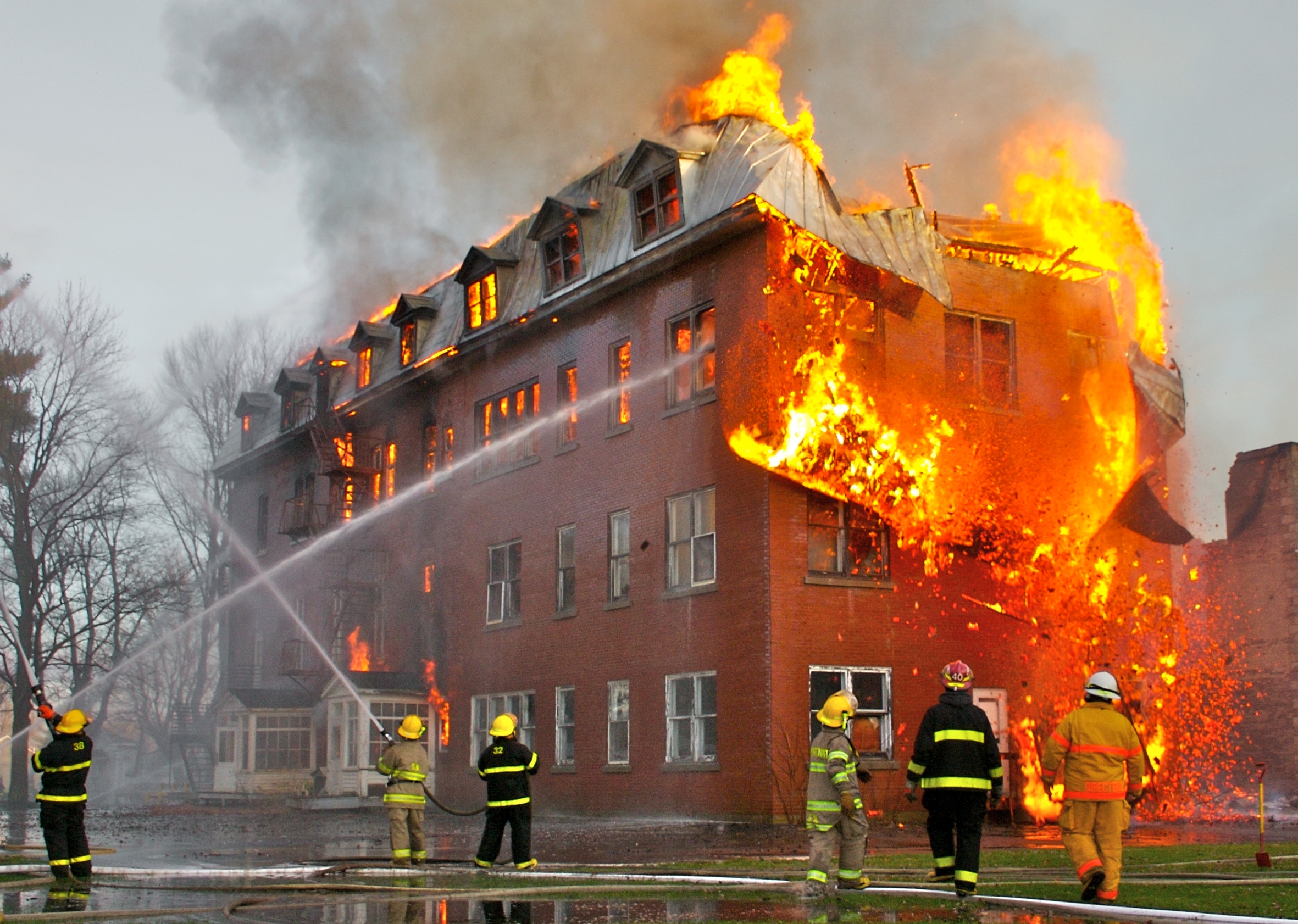 В Хмельницкой области горел жилой дом: есть погибшие