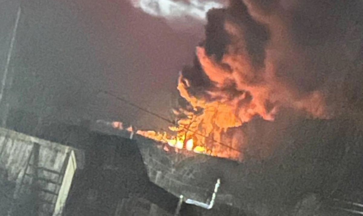 В России посреди железной дороги пылает поезд с горючим, раздаются взрывы