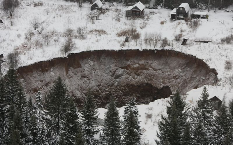 Разверзлась бездна: вблизи российского Соликамска образовался шахтный провал
