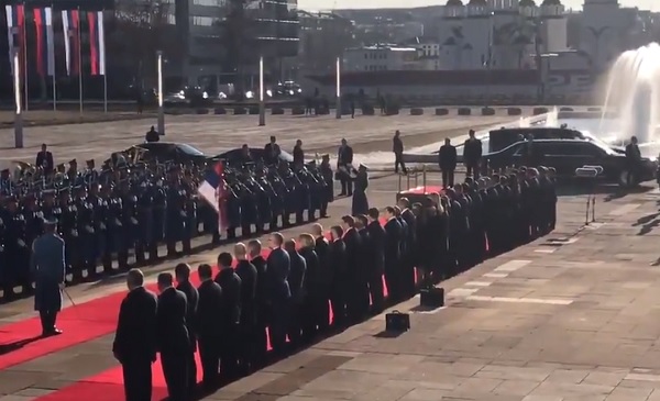 Россияне бурно обсуждают видео "имперской" встречи Путина в Сербии: "Ваши понты всегда дороже пенсий россиян"