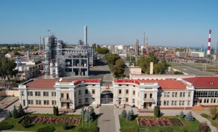 Рейдерский захват в Одессе: вооруженные люди вломились на НПЗ