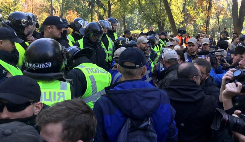 В Киеве провалился снос памятника "идолу" Ватутину: националисты устроили массовую драку с полицией - фото