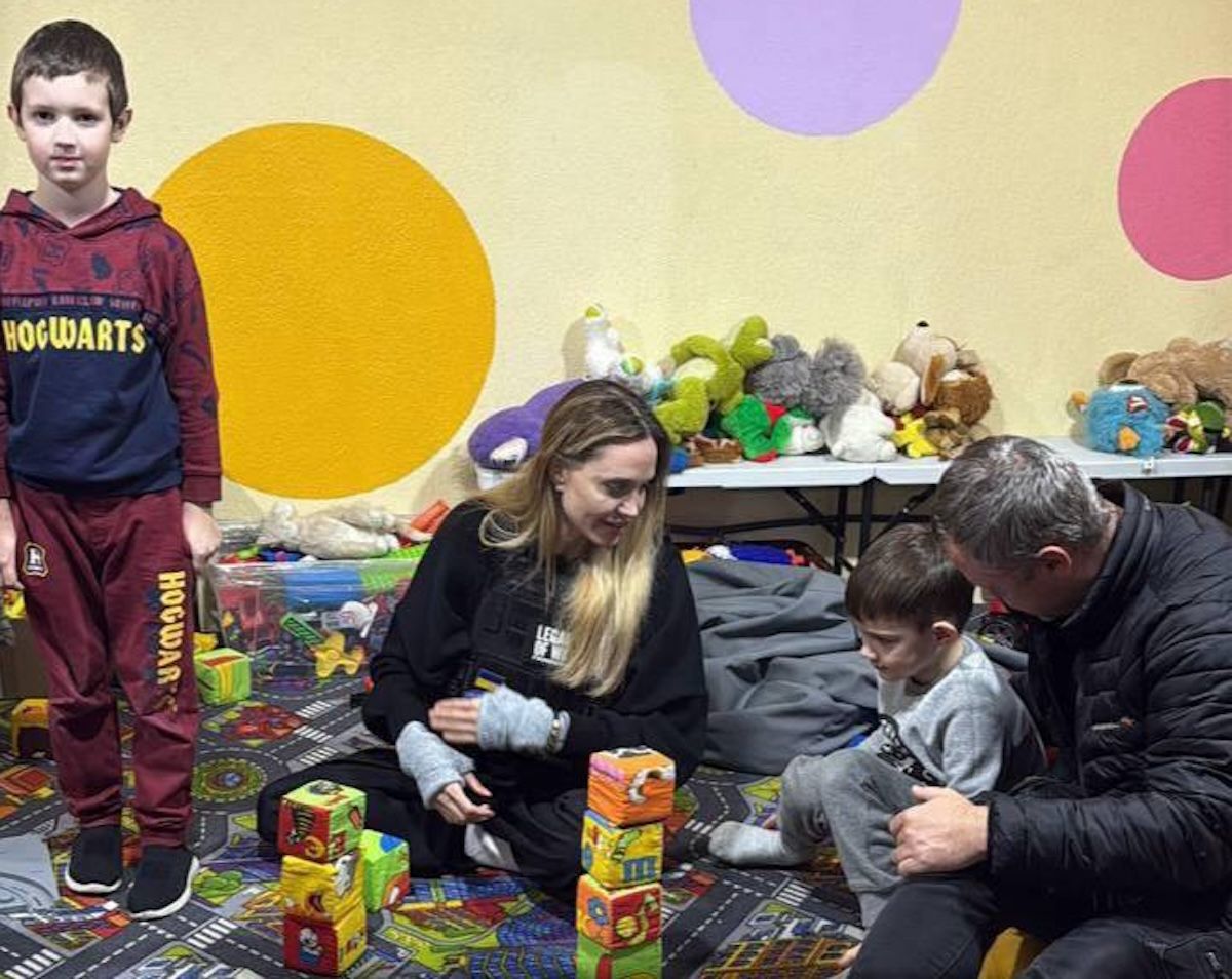 Анджелина Джоли замечена в прифронтовом Херсоне: названы цели визита голливудской звезды