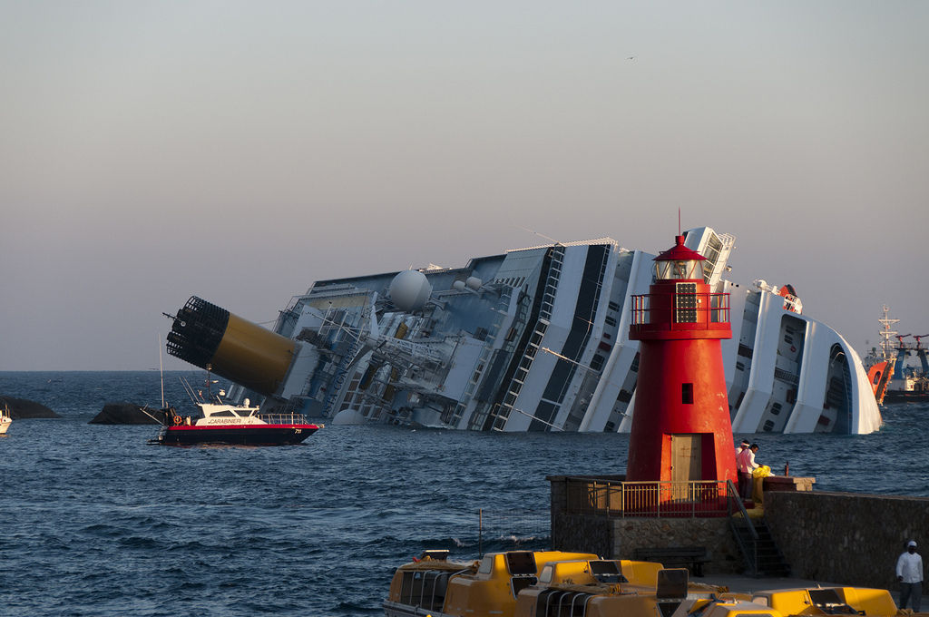 В Италии началась буксировка затонувшего в 2012 году судна «Коста Конкордия» 