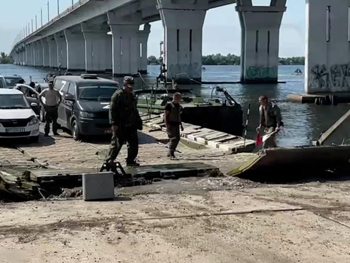 ​СМИ сообщают о 6 прилетах в районе Антоновского моста – херсонцы делятся подробностями