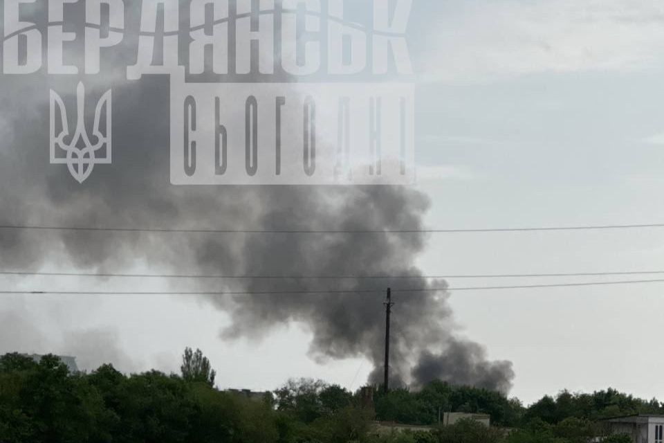 ​Под Бердянском "прилет" по базе ВС РФ: с места удара валит дым, рядом кружит авиация