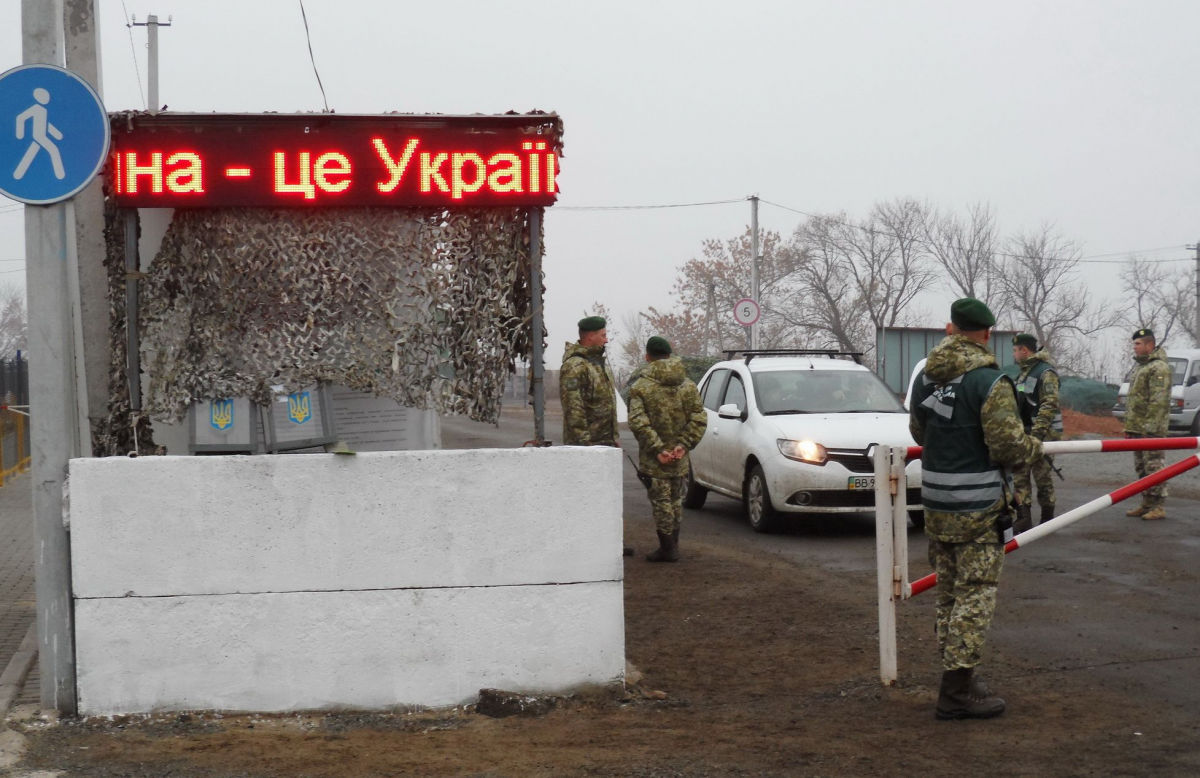 КПВВ "Золотое" обстреляли на Донбассе: в Сети показали кадры последствий обстрела 