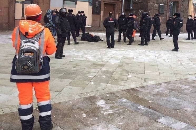​В Москве в разгар протестов мужчина совершил самоподжог - пока полиция смотрела, люди тушили огонь