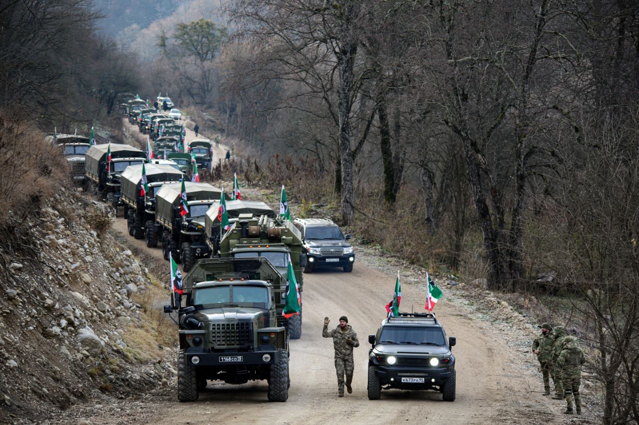 Учения на границе с россией. Российская Военная колонна. Колонна военной техники. Колонна Российской техники. Колонна военных машин.