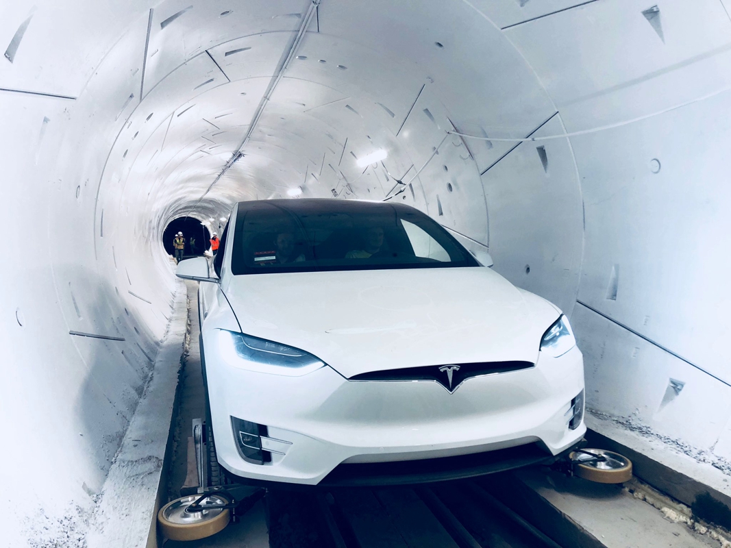 Километры за считанные минуты: захватывающие кадры первой поездки Tesla в скоростном тоннеле Илона Маска
