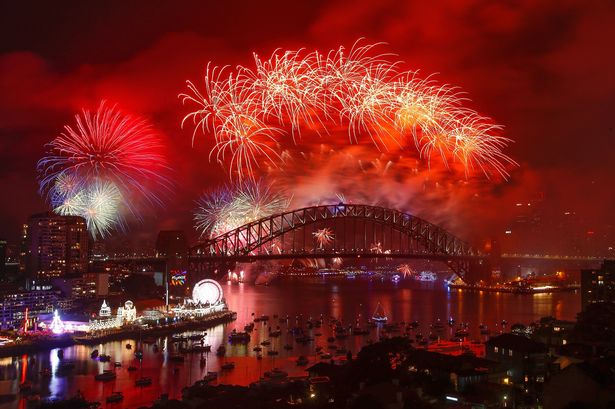 Австралия первая празднует начало 2018 года с захватывающим праздничным фейерверком в Сиднее - кадры