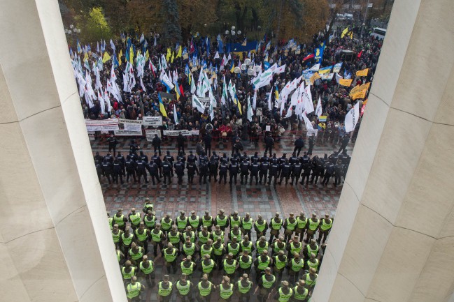 Протесты в Киеве: силовики  разрешили активистам вручную пронести звуковую аппаратуру для сцены