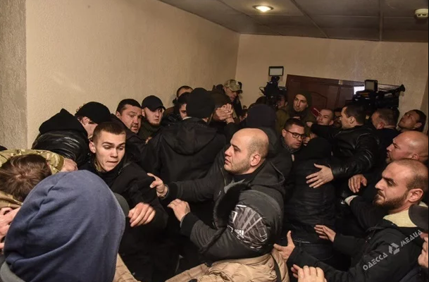 В Одессе в одном из главных судов города произошло массовое побоище: задержано около 50 человек - кадры