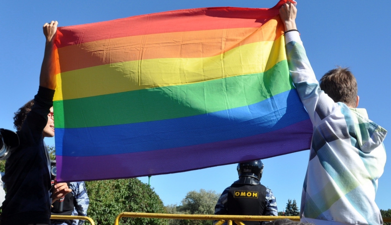 Мэрия Архангельска хочет стравить геев и десантников: в городе пройдет гей-парад на День ВДВ