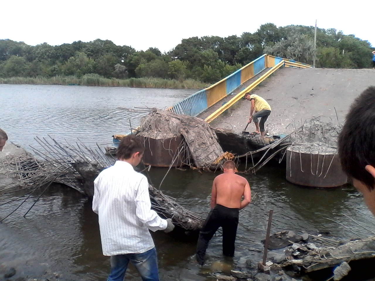 В Зугрэсе началось восстановление взорванного моста