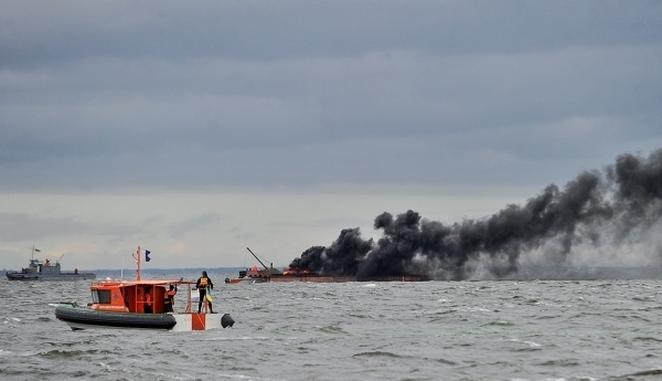 Герои оттачивали мастерство: Турчинов с гордостью поделился впечатляющими кадрами слаженной работы подразделений МЧС на учениях "Киевское море-2017"