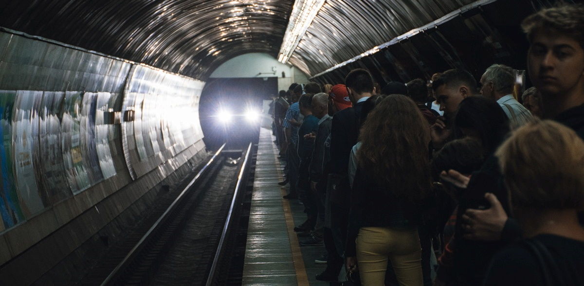 В Киеве мужчина упал на рельсы метрополитена — движение по "синей" ветке приостановлено