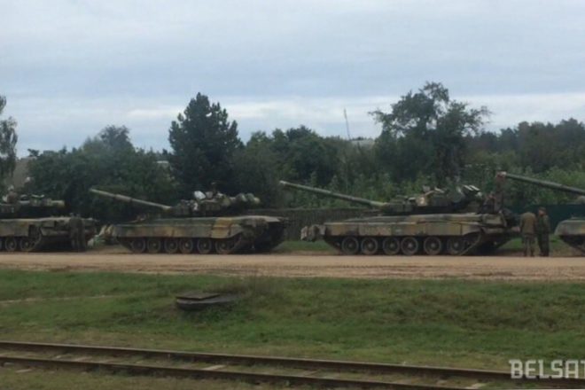 На учениях в Беларуси российские военные утопили танк в водоеме: очевидцы фотографировали и смеялись над горе-вояками
