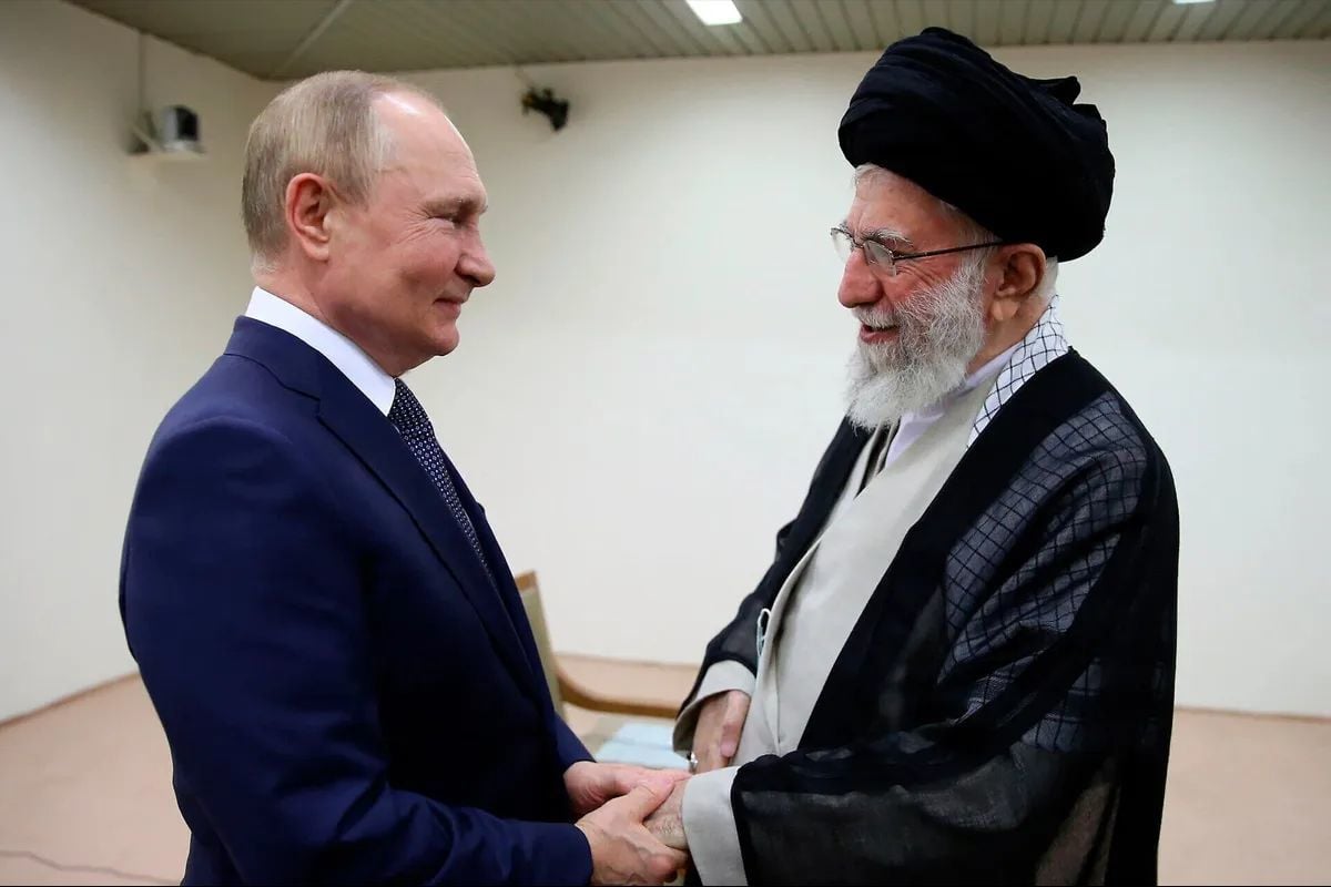 ​"Ось зла" трещит: Z-блогеры после ликвидации Хаменеи уверены, что на очереди режим в Москве