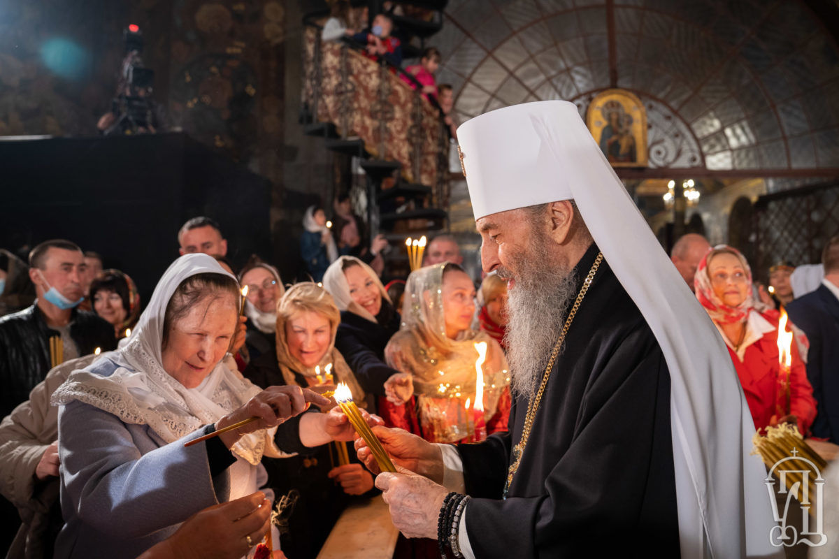 ​"Скольких утянут на тот свет?" - кадры пасхального богослужения в Лавре снова возмутили Украину