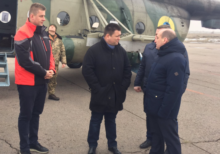 Министры ЕС на Донбассе: Климкин сообщил, что политики должны увидеть, – кадры 