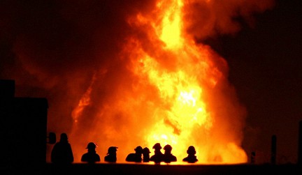 В США загорелся поезд с цистернами нефти, пламя перекинулось на близстоящие дома