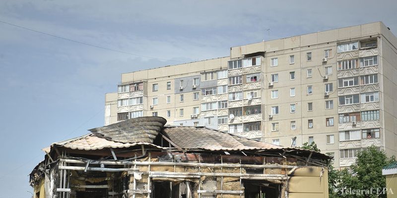 Новые разрушения в Луганске: сгорел ресторан, снаряд попал в жилой дом