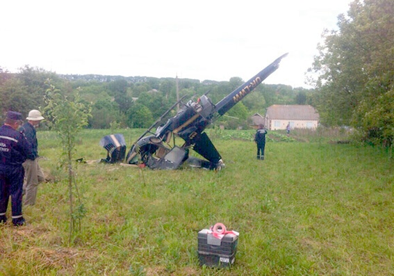 Крушение вертолета в Хмельницкой области: Robinson зацепил электрические провода и рухнул на поле. Есть жертвы