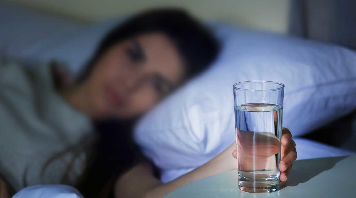 Стакан воды перед сном: польза или вред для организма