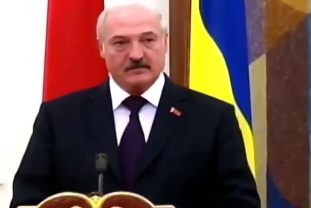 "Головокружительная" встреча президентов: украинский чиновник во время речи Лукашенко потерял сознание - кадры
