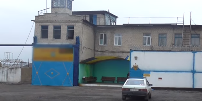 Администрация исправительной колонии развернула мошеннический бизнес с привлечением заключенных: под крышей учреждения действовали сразу две преступные группировки – кадры