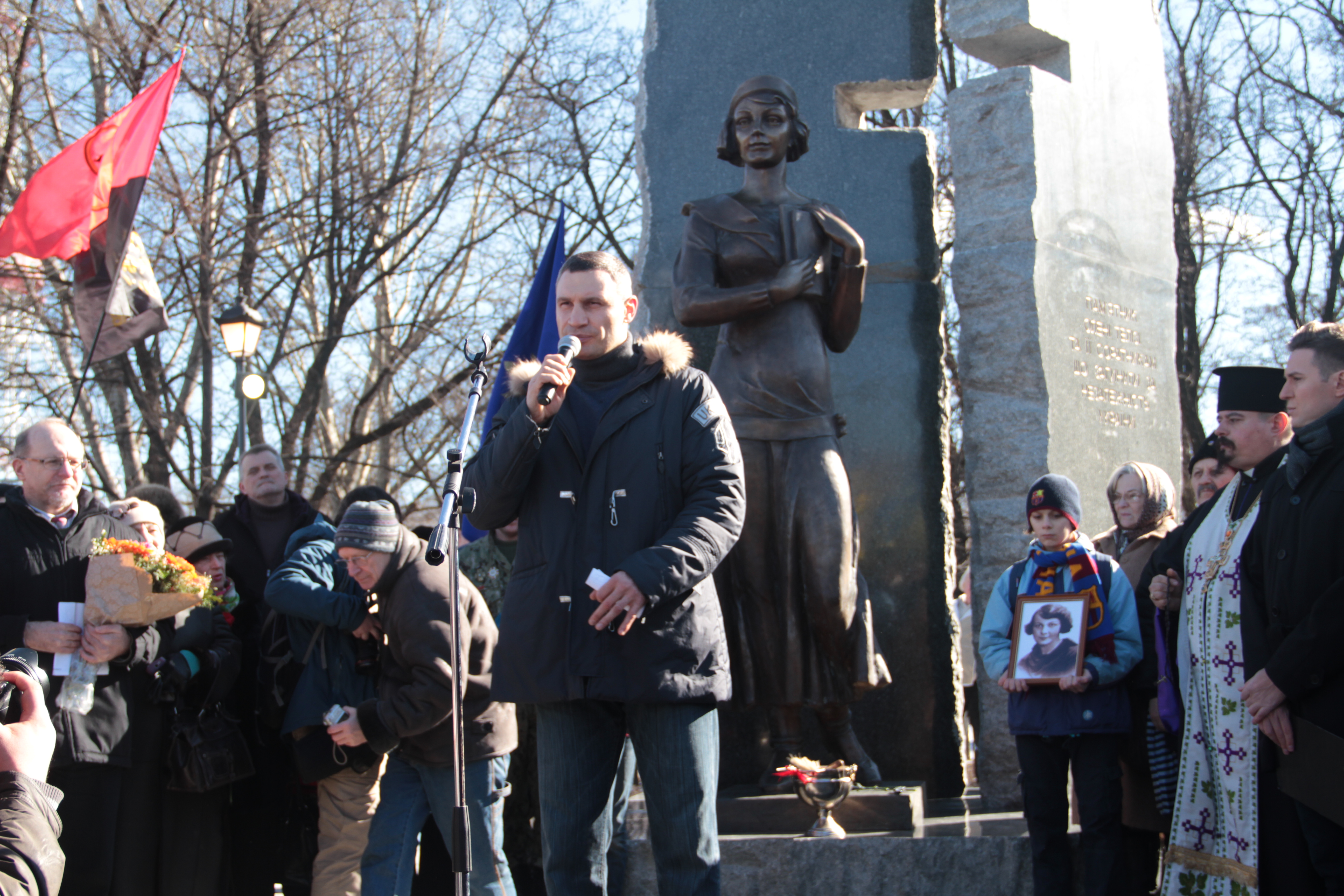 В Киеве появился монумент, посвященный гениальной украинке Елене Телиге: на месте ее расстрела гитлеровцами в Бабьем яру первые лица страны почтили память поэтессы