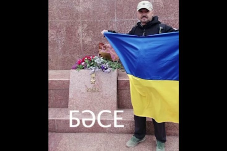 Фархат із Казахстану підтримав Україну у День Перемоги та зіткнувся з дивною поведінкою поліції